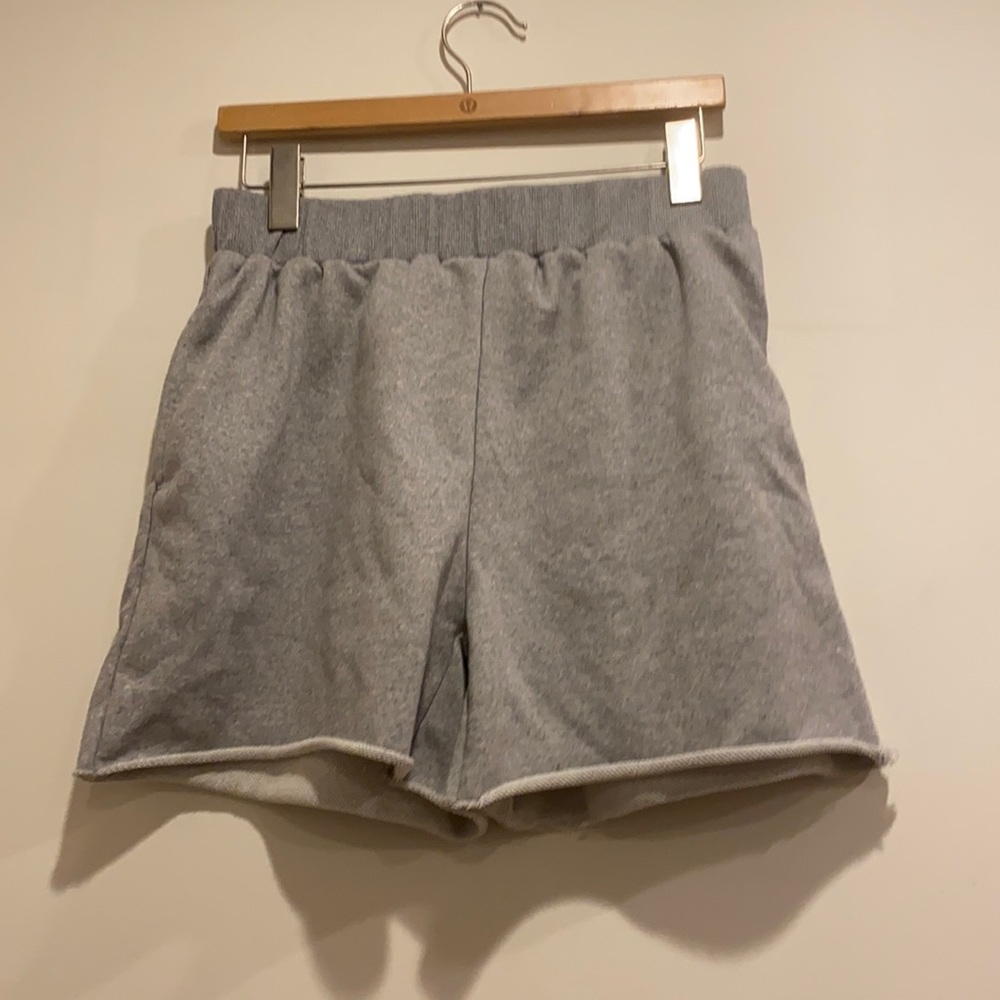 grey shorts